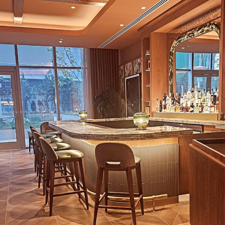 For Rent: $6,500 (1 beds, 1 baths, 935 Square Feet)