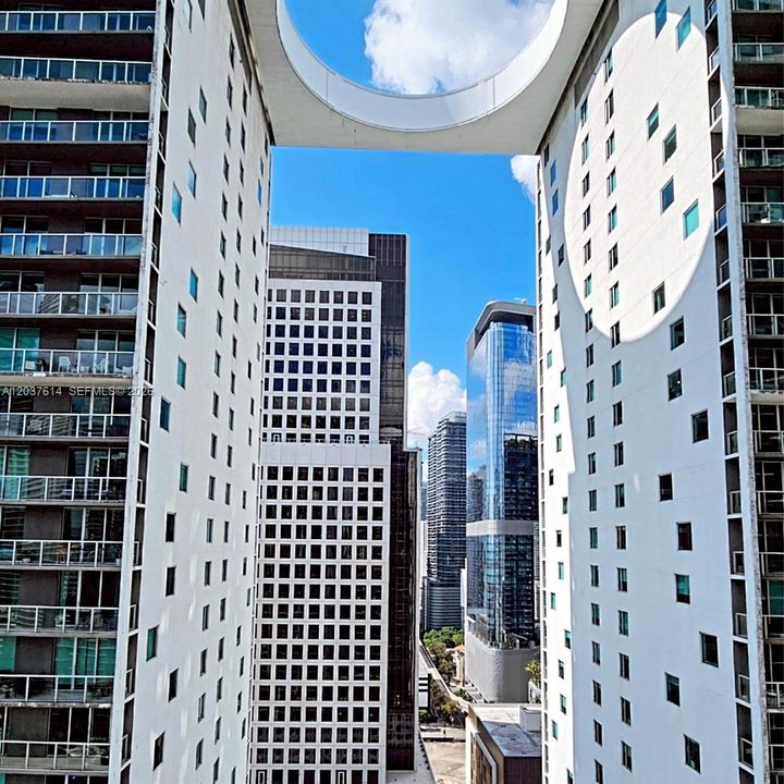 For Rent: $6,500 (1 beds, 1 baths, 935 Square Feet)