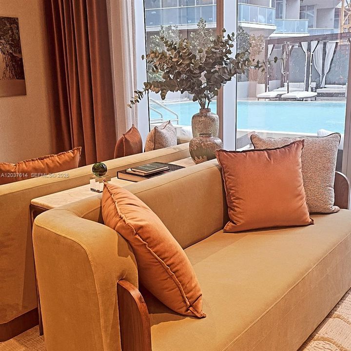 For Rent: $6,500 (1 beds, 1 baths, 935 Square Feet)