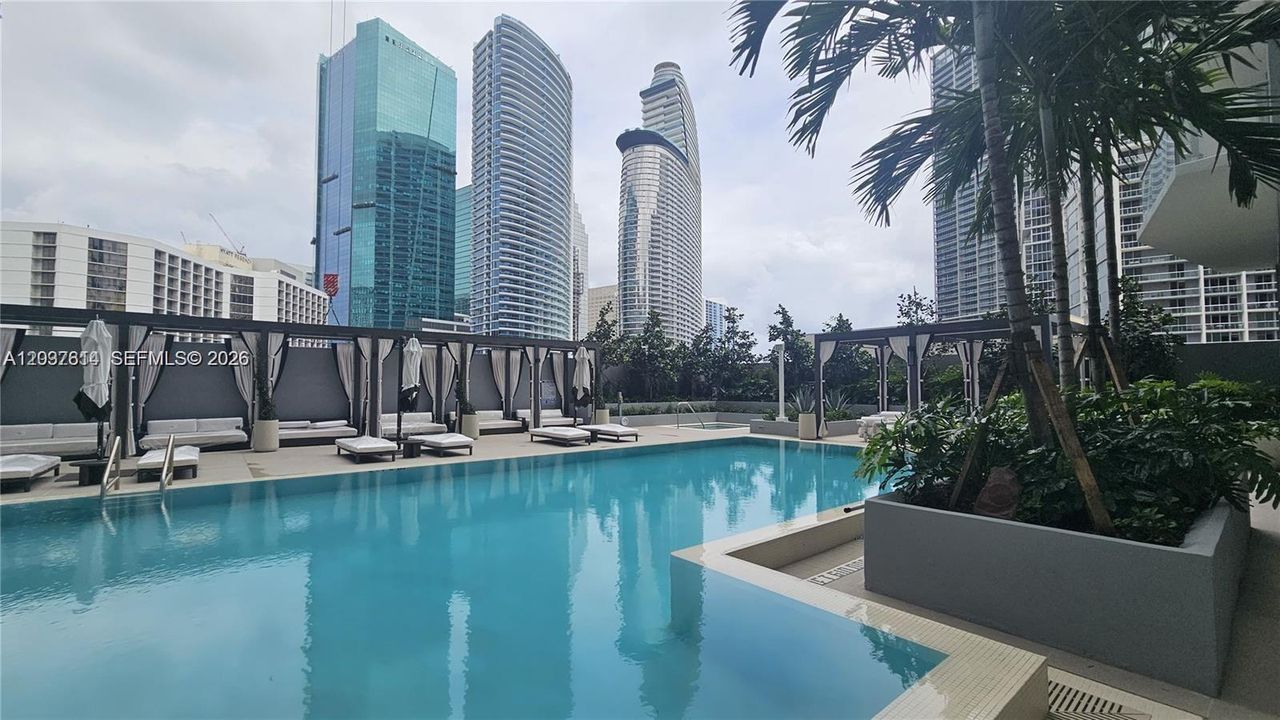 For Rent: $6,500 (1 beds, 1 baths, 935 Square Feet)