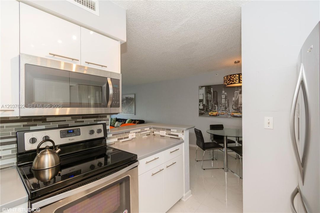 For Rent: $2,950 (1 beds, 1 baths, 737 Square Feet)