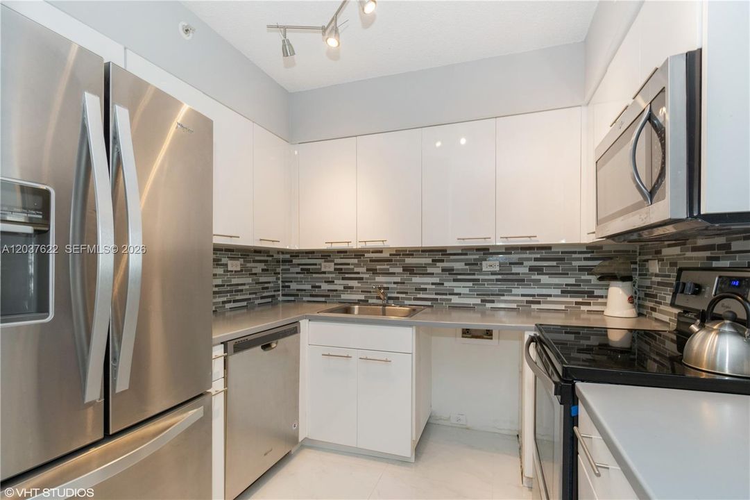 For Rent: $2,950 (1 beds, 1 baths, 737 Square Feet)