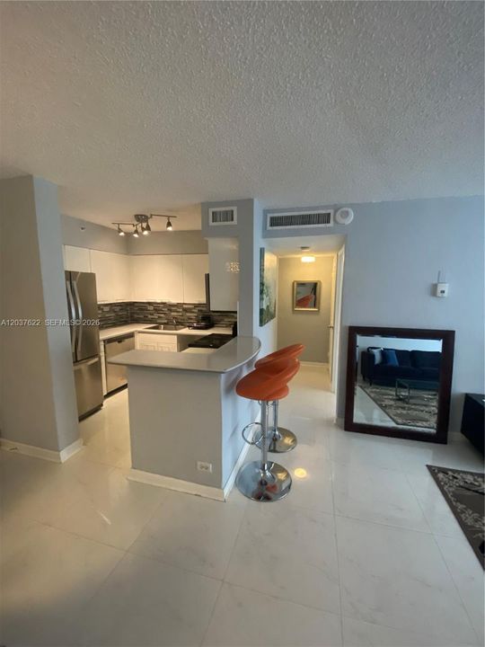 For Rent: $2,950 (1 beds, 1 baths, 737 Square Feet)