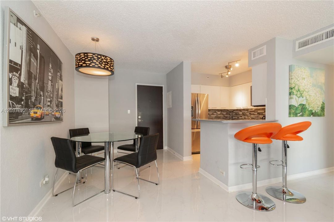 For Rent: $2,950 (1 beds, 1 baths, 737 Square Feet)