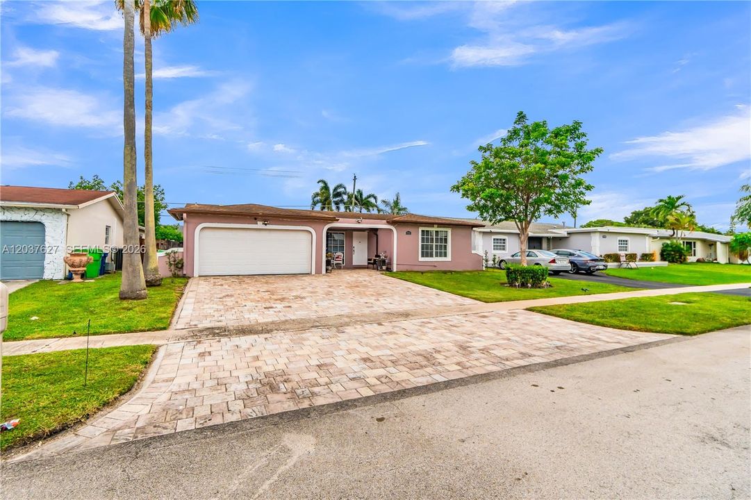 For Sale: $599,000 (3 beds, 2 baths, 1561 Square Feet)