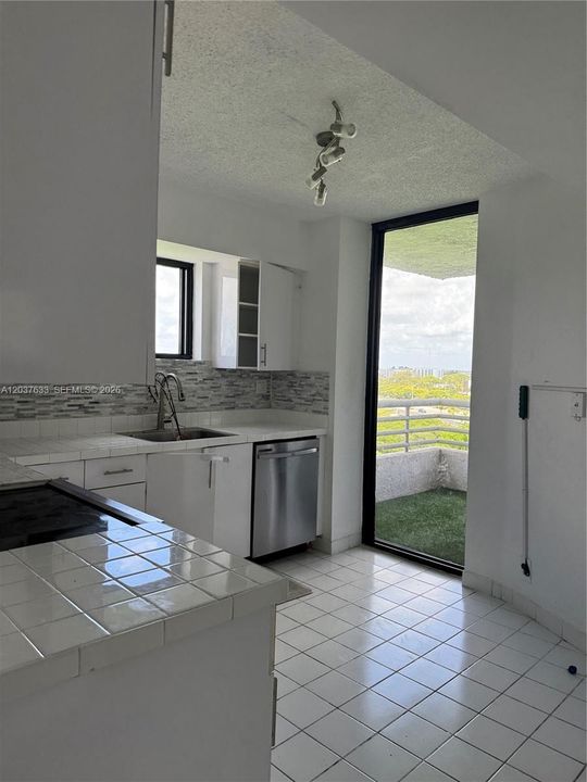For Sale: $338,000 (2 beds, 2 baths, 1271 Square Feet)