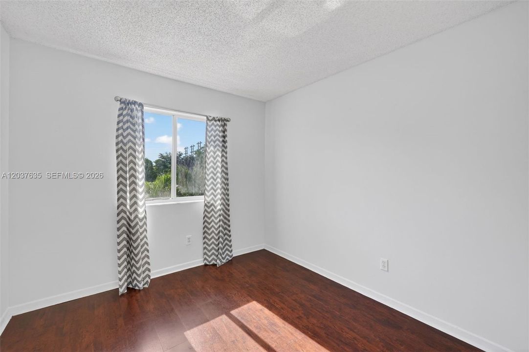 For Sale: $400,000 (3 beds, 2 baths, 1270 Square Feet)