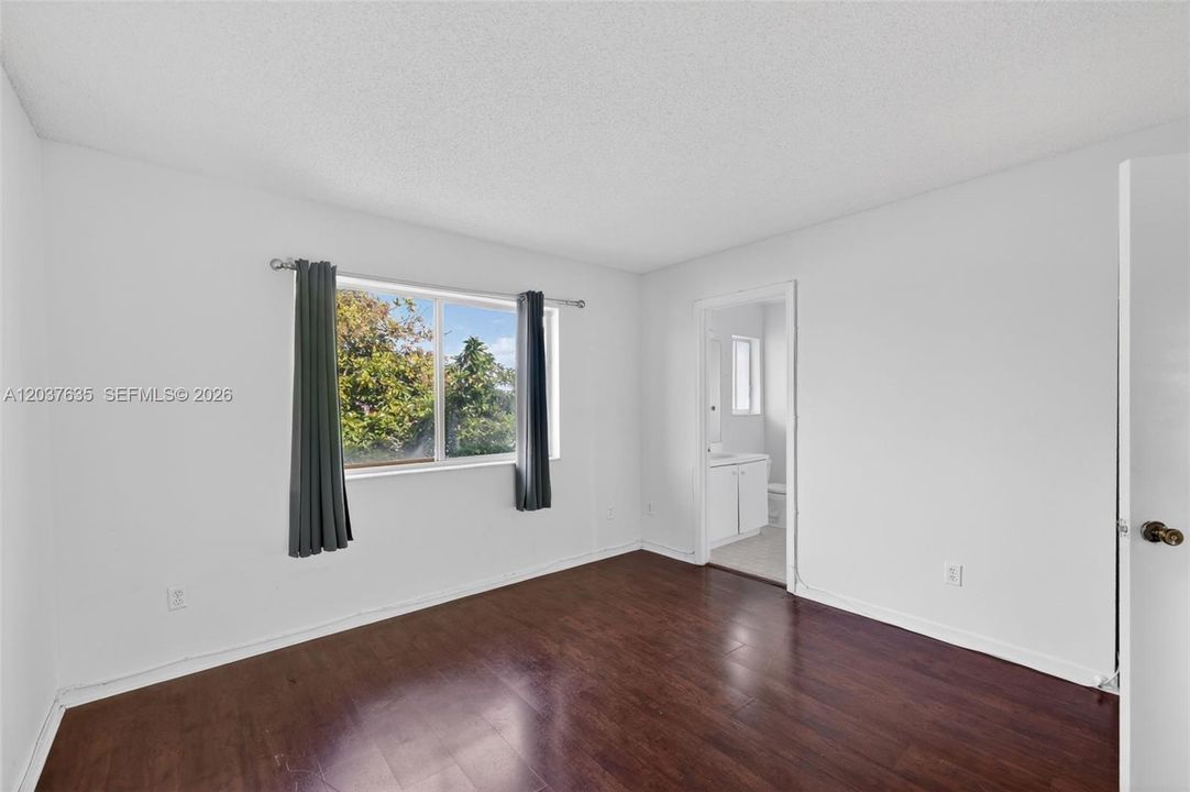 For Sale: $400,000 (3 beds, 2 baths, 1270 Square Feet)