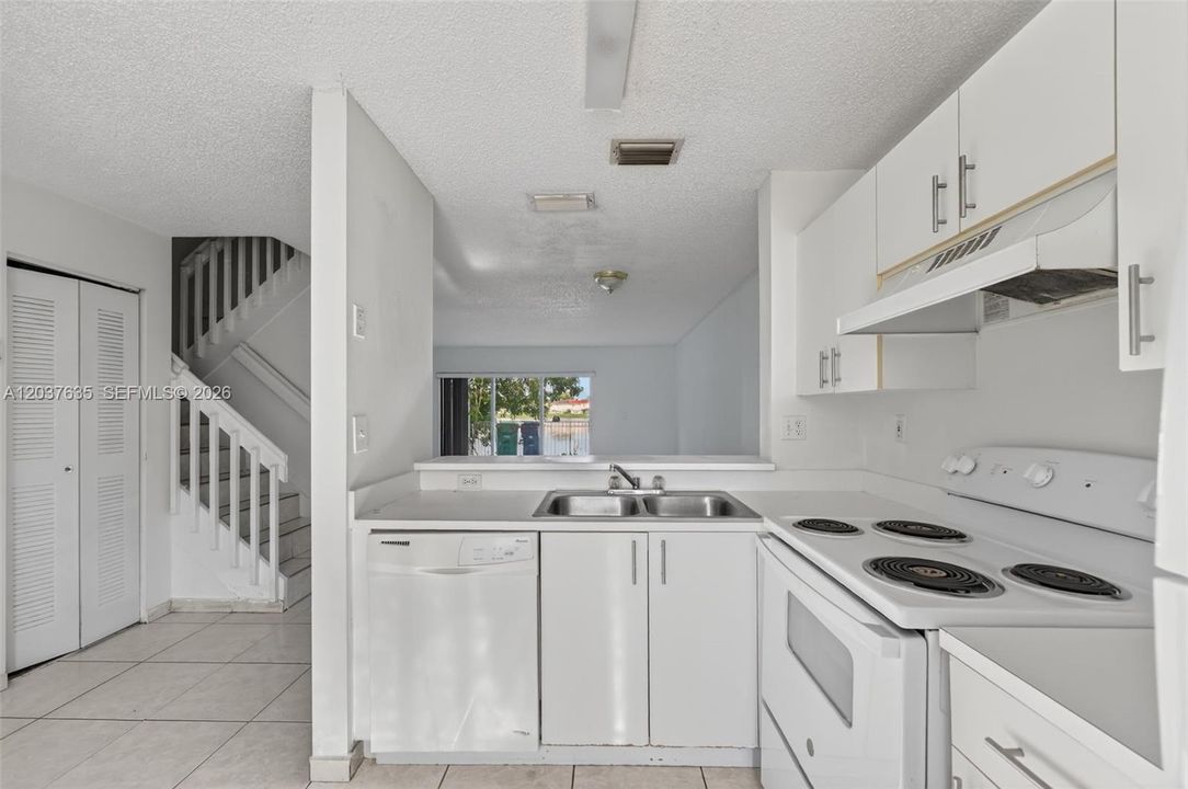 For Sale: $400,000 (3 beds, 2 baths, 1270 Square Feet)