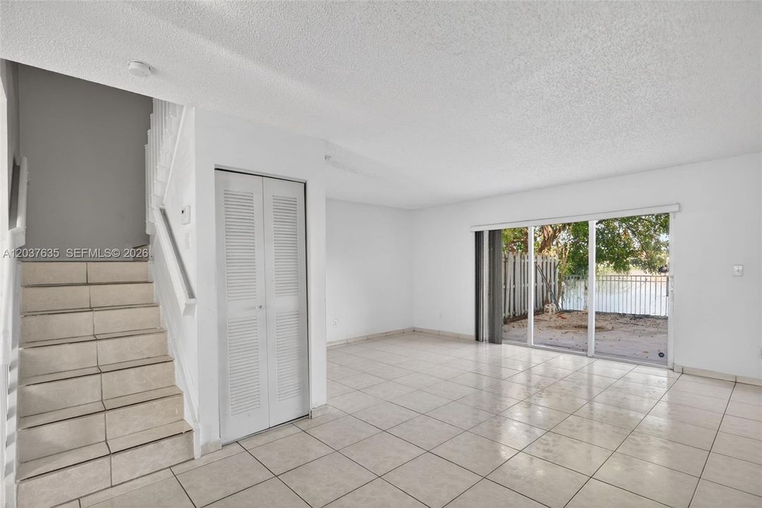 For Sale: $400,000 (3 beds, 2 baths, 1270 Square Feet)