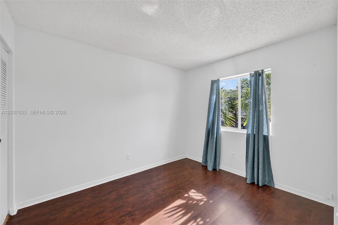 For Sale: $400,000 (3 beds, 2 baths, 1270 Square Feet)