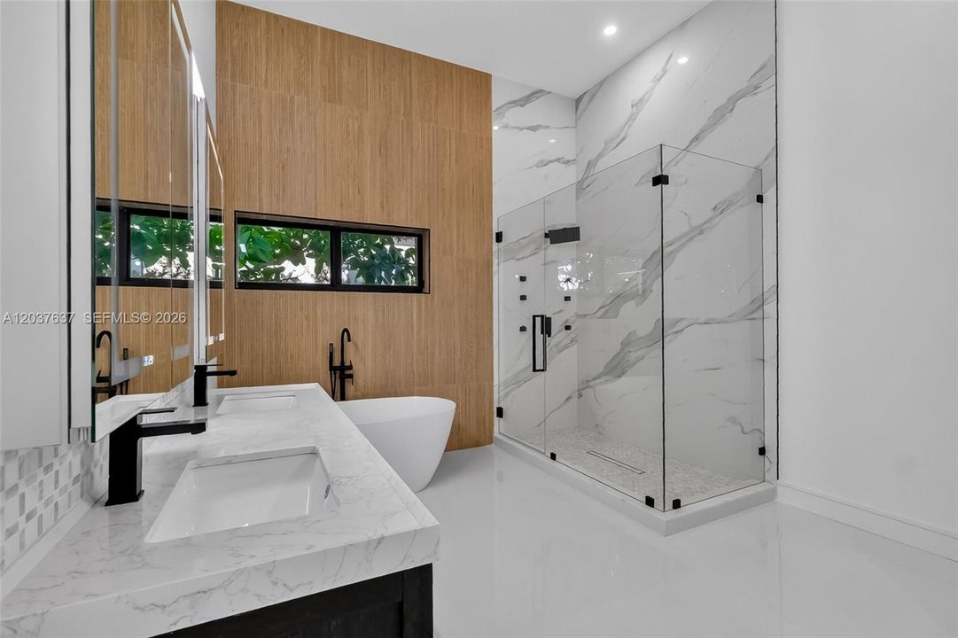 En Venta: $4,395,000 (3 camas, 3 baños, 3500 Pies cuadrados)