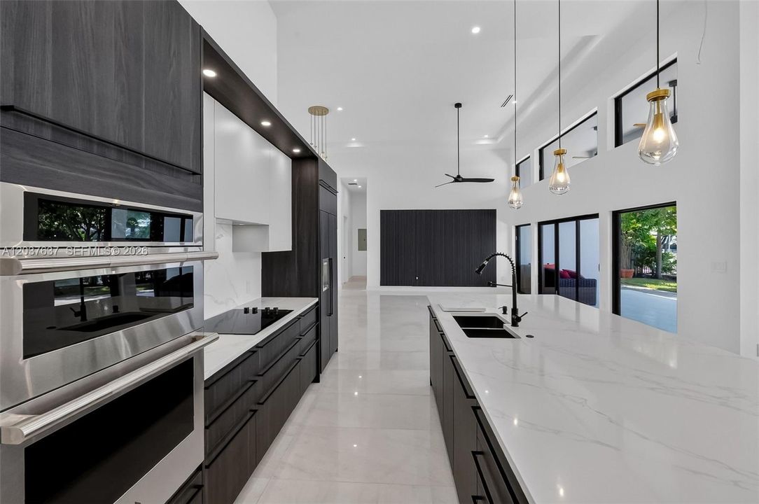En Venta: $4,395,000 (3 camas, 3 baños, 3500 Pies cuadrados)