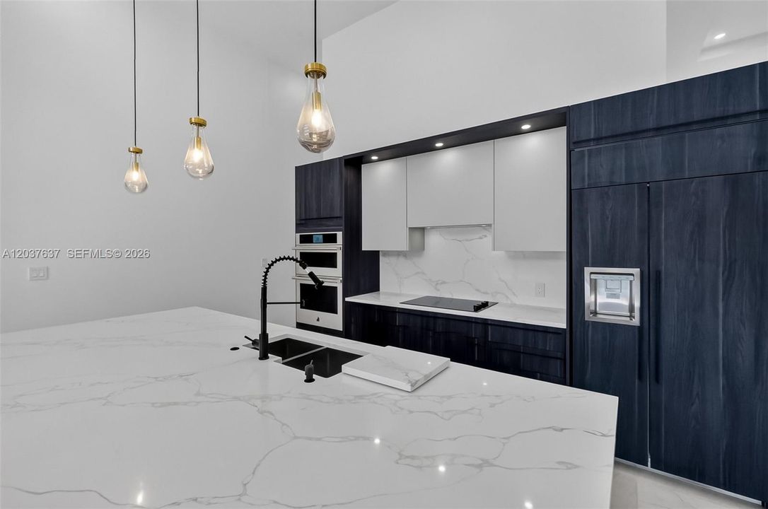 En Venta: $4,395,000 (3 camas, 3 baños, 3500 Pies cuadrados)