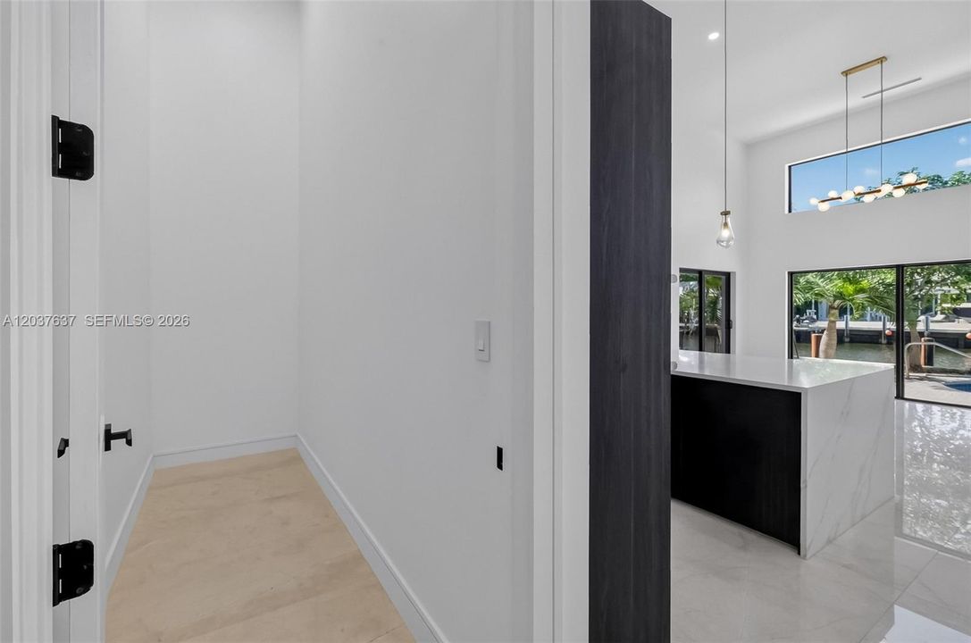 En Venta: $4,395,000 (3 camas, 3 baños, 3500 Pies cuadrados)