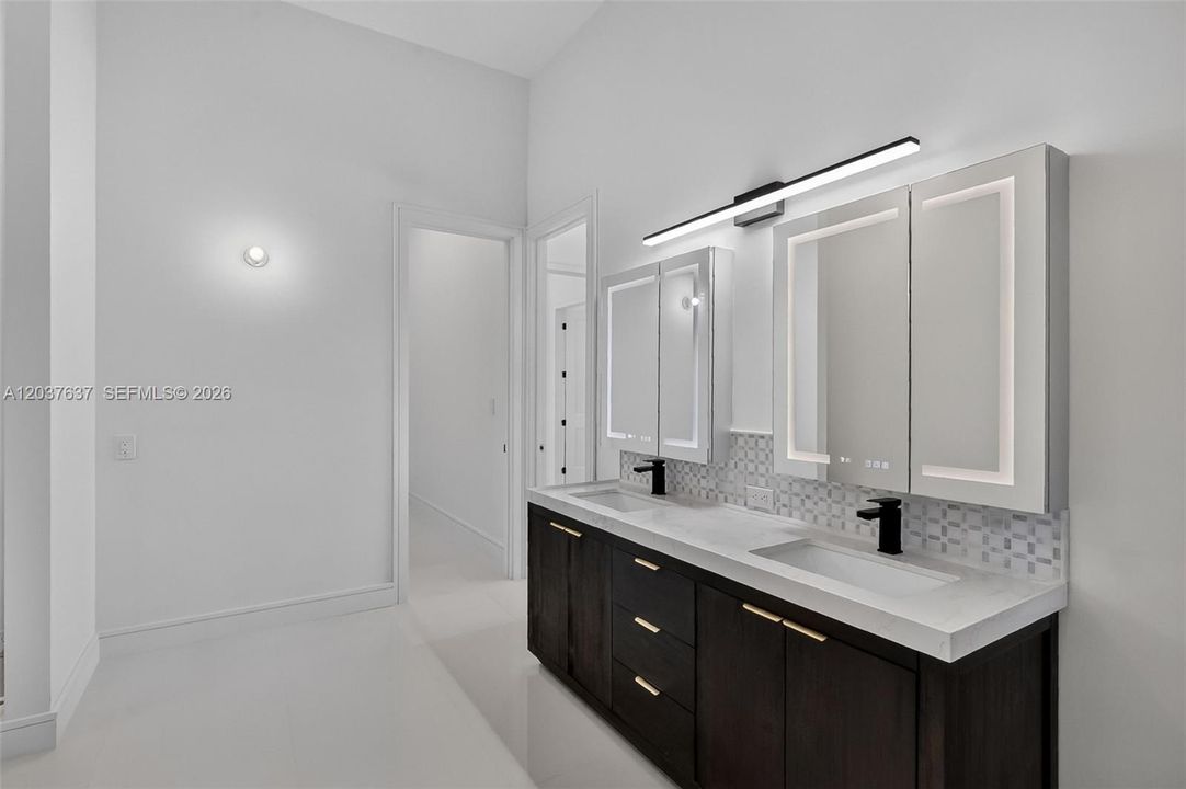 En Venta: $4,395,000 (3 camas, 3 baños, 3500 Pies cuadrados)
