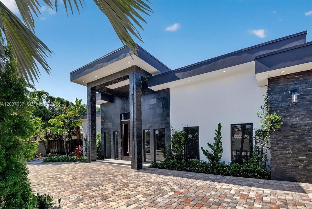 En Venta: $4,395,000 (3 camas, 3 baños, 3500 Pies cuadrados)