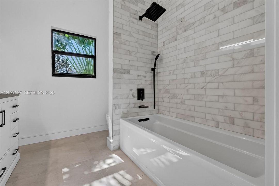 En Venta: $4,395,000 (3 camas, 3 baños, 3500 Pies cuadrados)