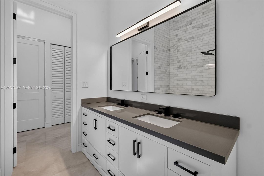 En Venta: $4,395,000 (3 camas, 3 baños, 3500 Pies cuadrados)