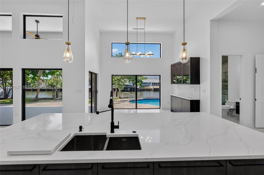 En Venta: $4,395,000 (3 camas, 3 baños, 3500 Pies cuadrados)