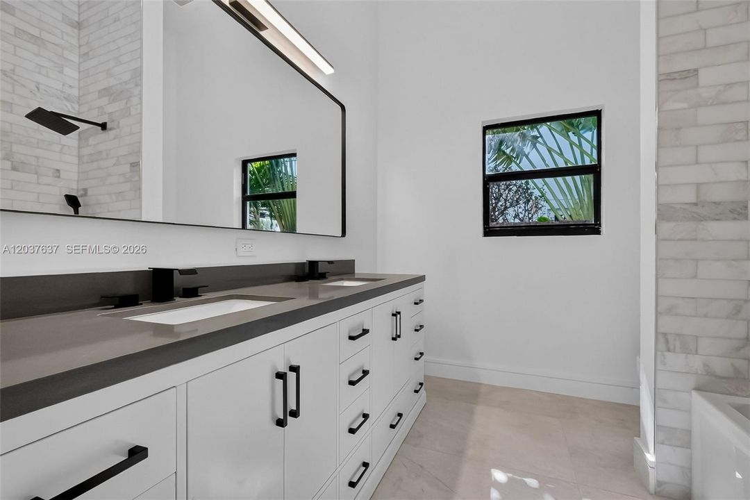 En Venta: $4,395,000 (3 camas, 3 baños, 3500 Pies cuadrados)