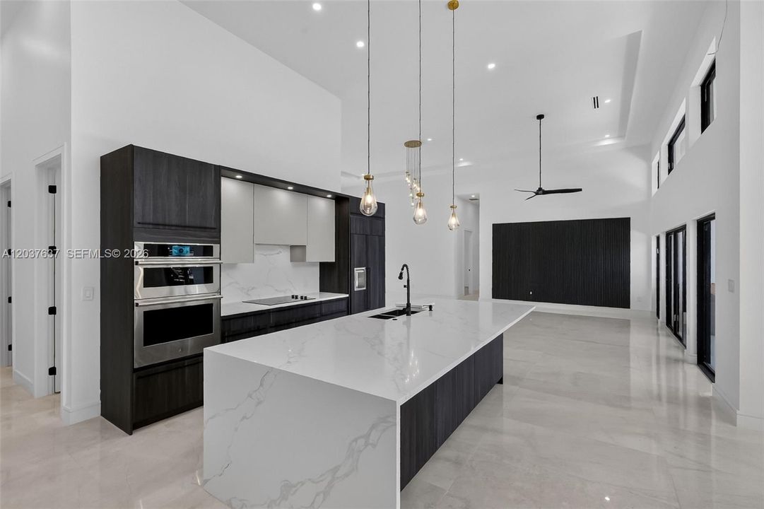 En Venta: $4,395,000 (3 camas, 3 baños, 3500 Pies cuadrados)