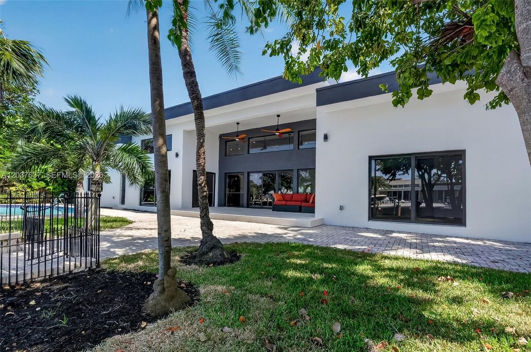 En Venta: $4,395,000 (3 camas, 3 baños, 3500 Pies cuadrados)