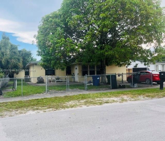 For Sale: $425,000 (2 beds, 1 baths, 1704 Square Feet)