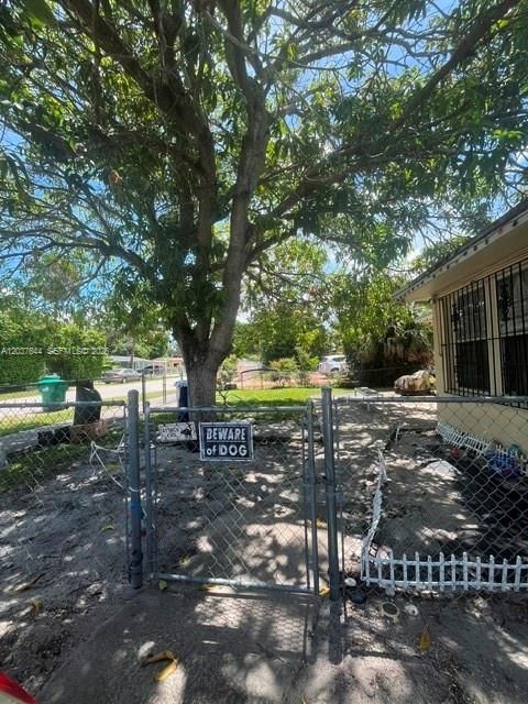 For Sale: $425,000 (2 beds, 1 baths, 1704 Square Feet)