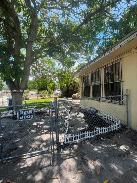 For Sale: $425,000 (2 beds, 1 baths, 1704 Square Feet)