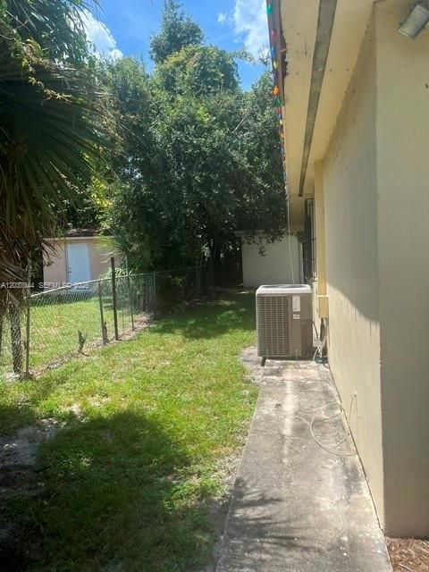 For Sale: $425,000 (2 beds, 1 baths, 1704 Square Feet)