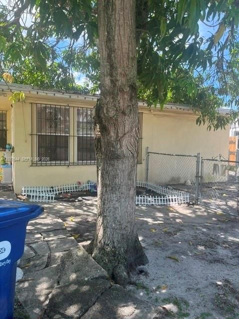 For Sale: $425,000 (2 beds, 1 baths, 1704 Square Feet)