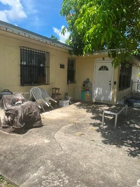 For Sale: $425,000 (2 beds, 1 baths, 1704 Square Feet)