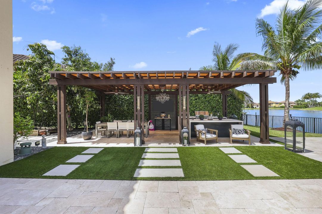 8861 Edgewater Bend - 40.jpg-vsuniqueid-