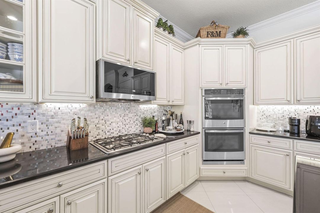 8861 Edgewater Bend - 31.jpg-vsuniqueid-