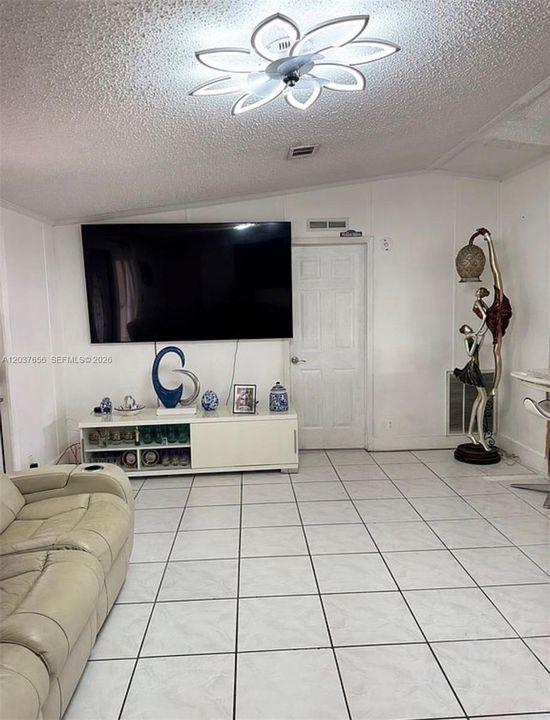 For Sale: $179,999 (5 beds, 5 baths, 2000 Square Feet)