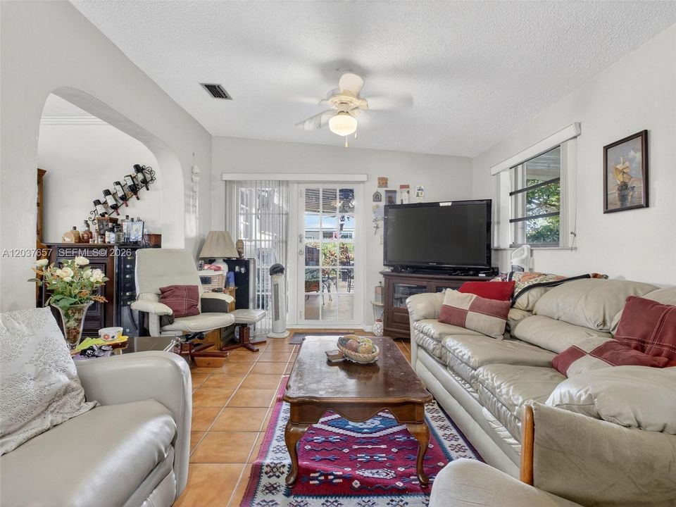 Activo con contrato: $669,000 (3 camas, 2 baños, 1634 Pies cuadrados)