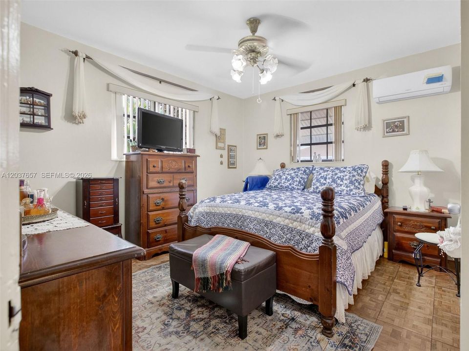 Activo con contrato: $669,000 (3 camas, 2 baños, 1634 Pies cuadrados)