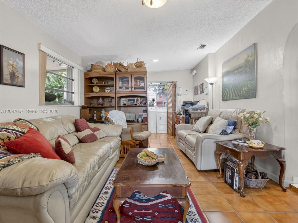 Activo con contrato: $669,000 (3 camas, 2 baños, 1634 Pies cuadrados)