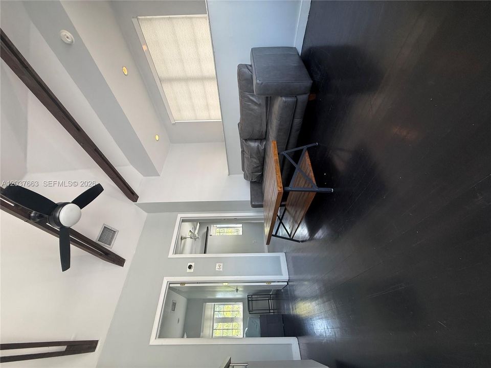 For Rent: $2,700 (2 beds, 1 baths, 700 Square Feet)