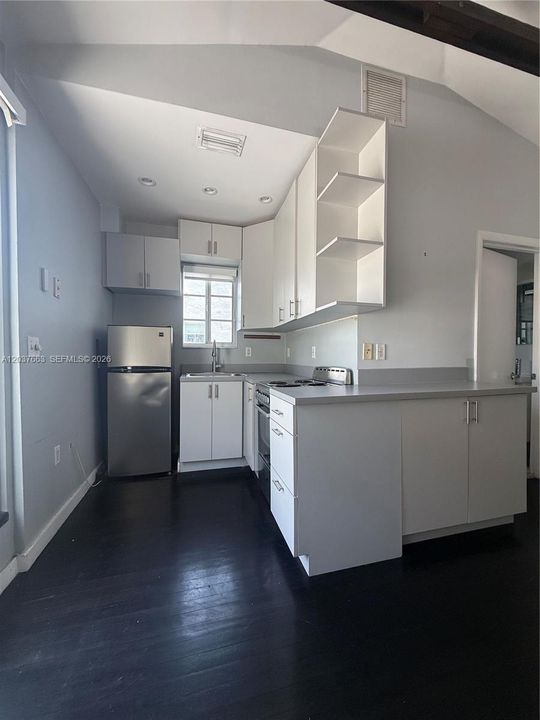 For Rent: $2,700 (2 beds, 1 baths, 700 Square Feet)