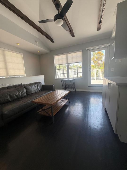 For Rent: $2,700 (2 beds, 1 baths, 700 Square Feet)