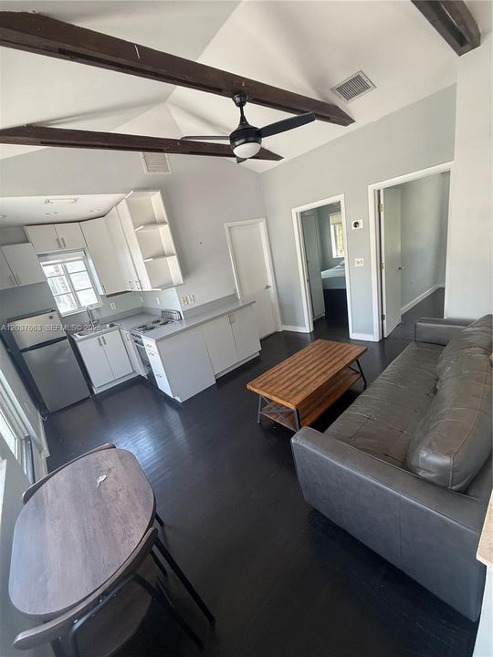 For Rent: $2,700 (2 beds, 1 baths, 700 Square Feet)