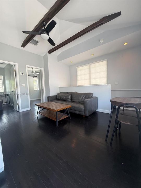 For Rent: $2,700 (2 beds, 1 baths, 700 Square Feet)