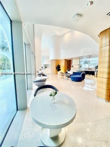 В аренду: $9,700 (1 спален, 2 ванн, 1125 Квадратных фут)