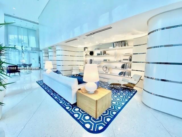 В аренду: $9,700 (1 спален, 2 ванн, 1125 Квадратных фут)