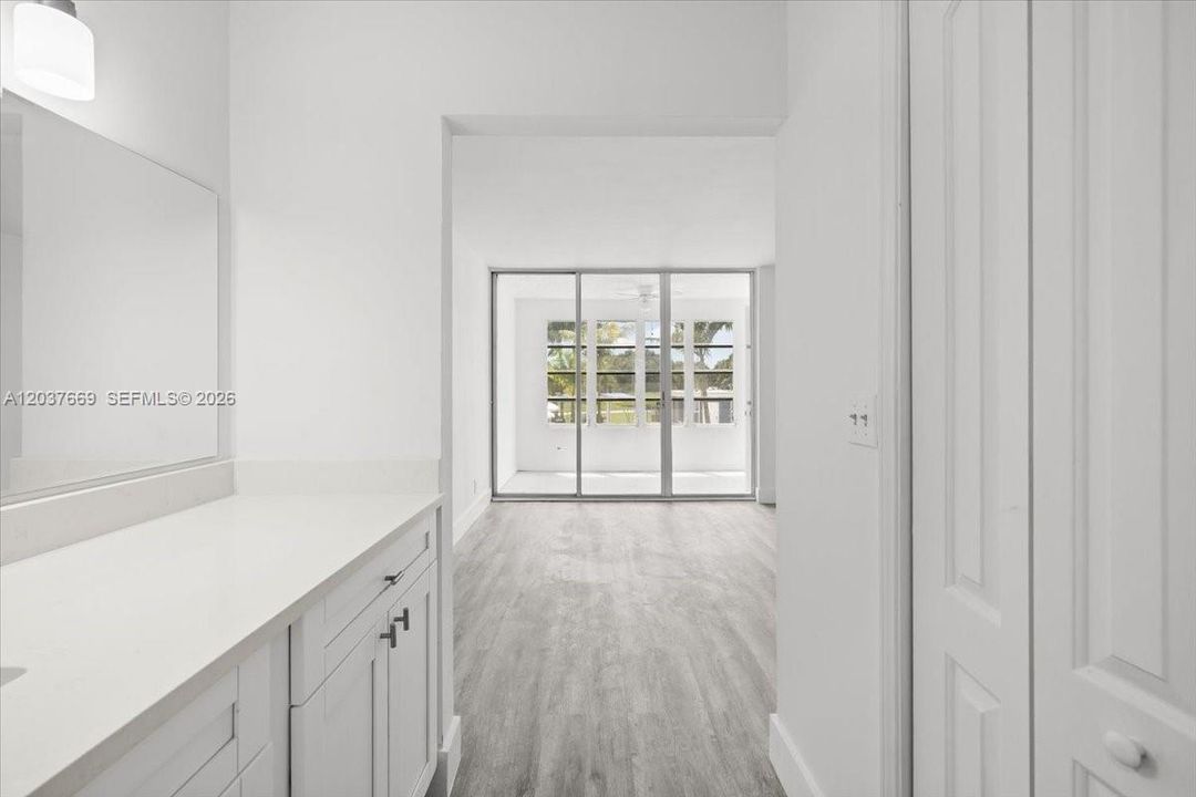 For Rent: $1,900 (1 beds, 1 baths, 700 Square Feet)