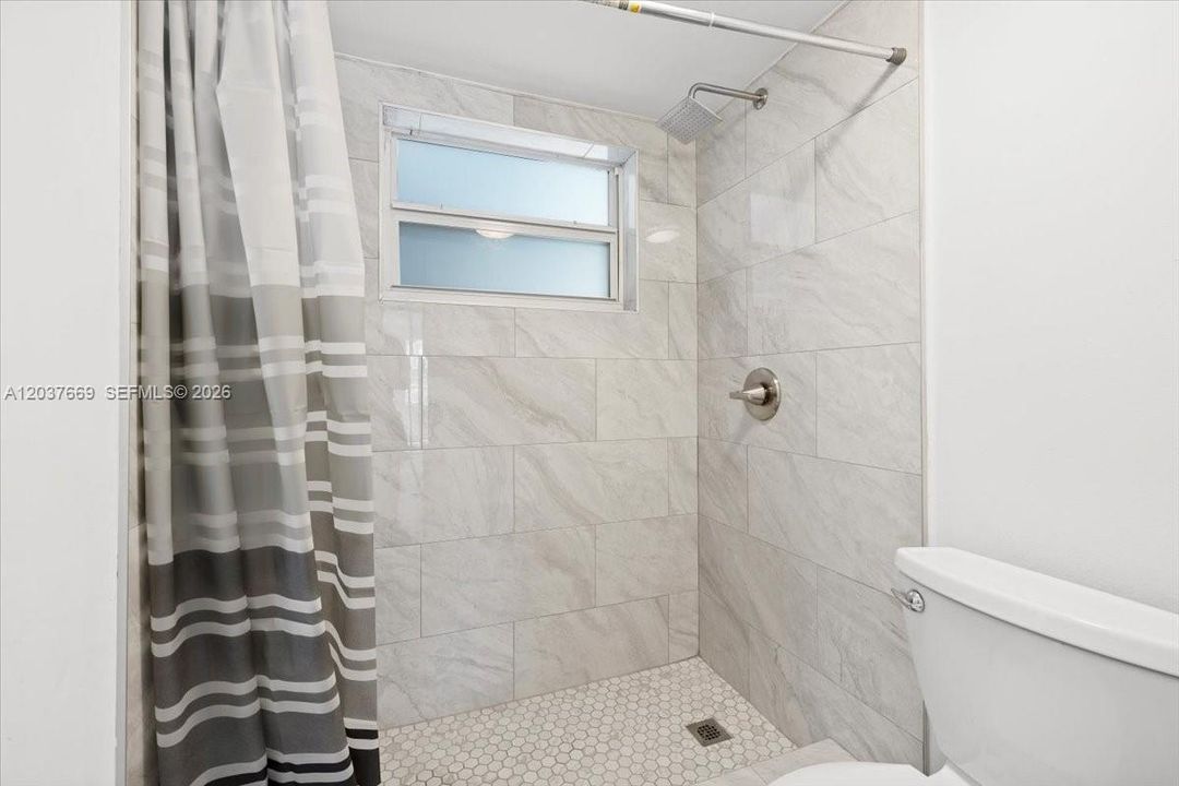 For Rent: $1,900 (1 beds, 1 baths, 700 Square Feet)