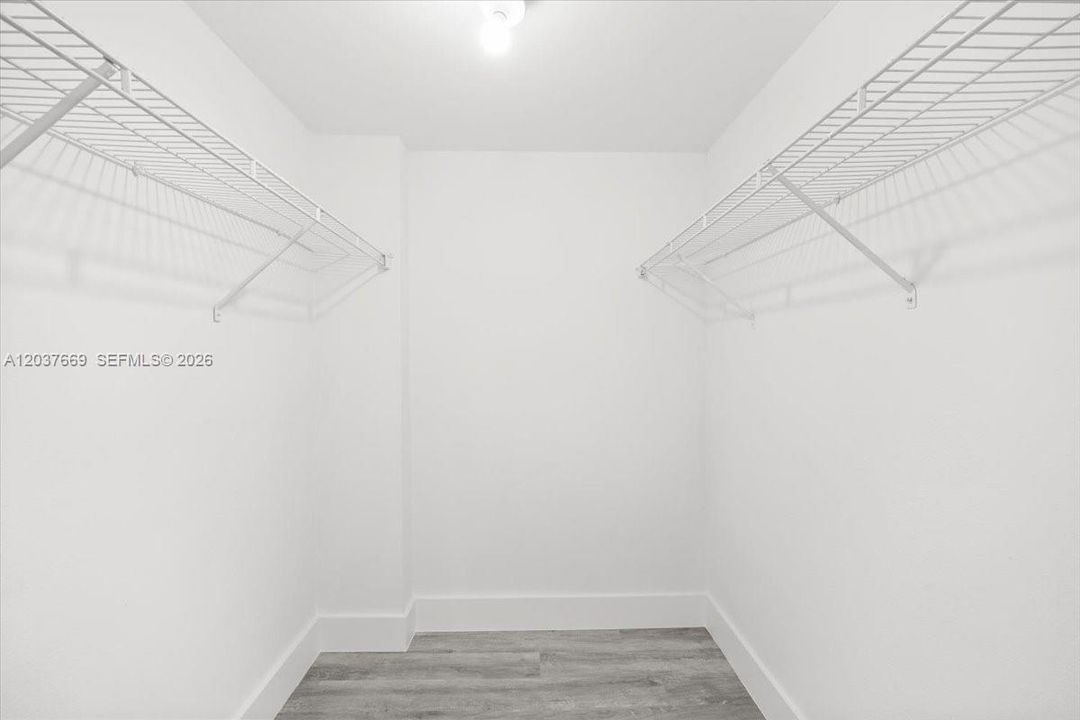 For Rent: $1,900 (1 beds, 1 baths, 700 Square Feet)