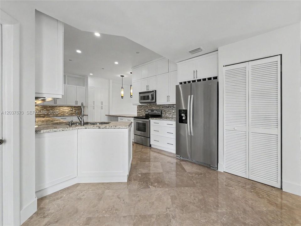 En Venta: $1,195,000 (4 camas, 3 baños, 2588 Pies cuadrados)